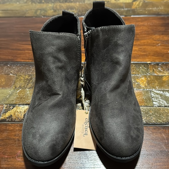 Chelsea Boots dark gray size 8. New with tags zipper size. - Picture 2 of 6